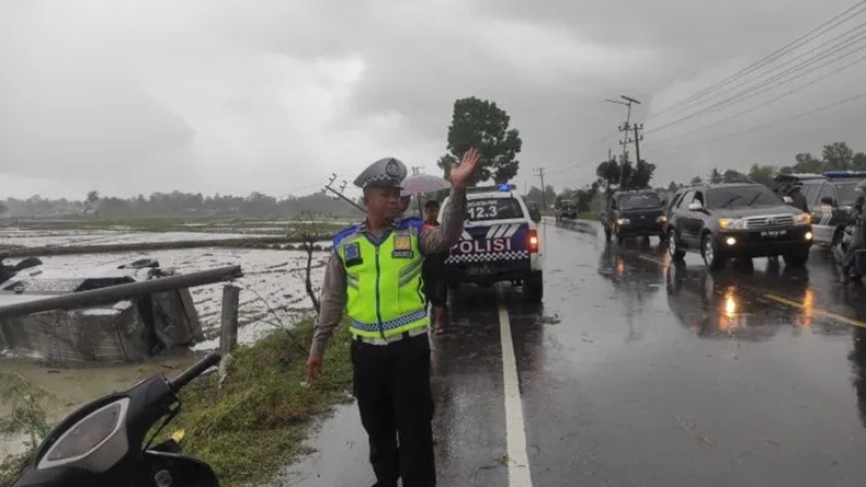 Kecelakaan di Aceh, Toyota Hiace Terguling ke Sawah Usai Hantam Tiang Listrik