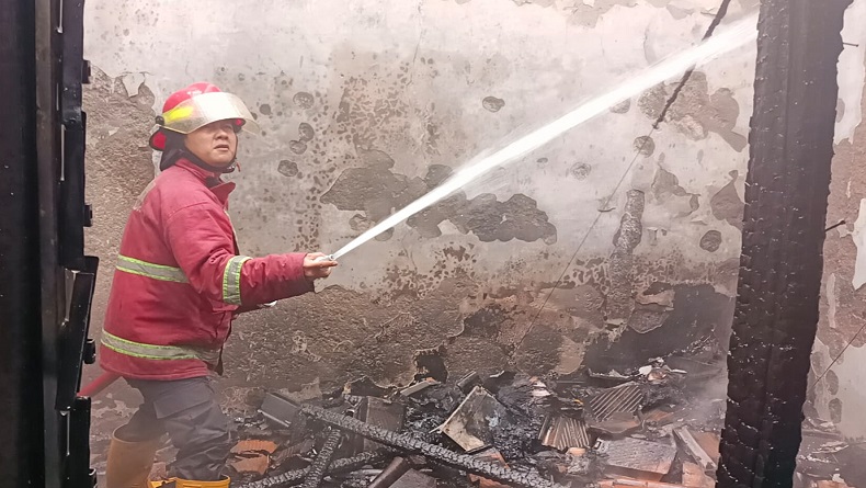 Rumah di Cikaret Cianjur Terbakar Hebat, Warga Panik Berhamburan Keluar