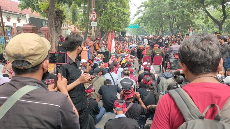 Ratusan Pengikut Terdakwa Pemerkosaan Mas Bechi Bikin Macet Jalan Arjuno