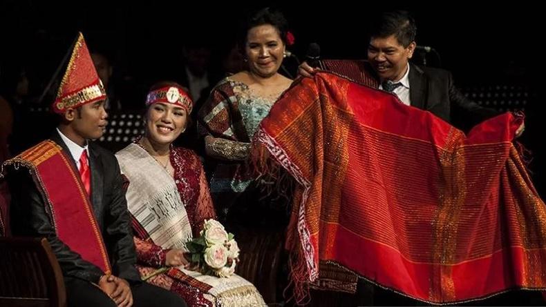 Benarkah Orang Batak Dilarang Menikah dengan Suku Jawa? Mitos atau Fakta
