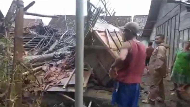 title Pohon Tumbang Timpa Rumah di Blora saat Hujan Disertai Angin Kencang Pohon Tumbang Timpa Rumah di Blora saat Hujan Disertai Angin Kencang