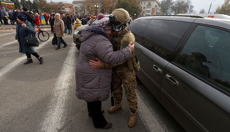 Rakyat Ukraina Suka Cita Turun ke Jalan usai Militer Rusia Ditarik Mundur - Bagian 2