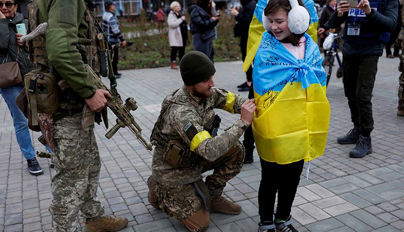 Rakyat Ukraina Suka Cita Turun ke Jalan usai Militer Rusia Ditarik Mundur - Bagian 1