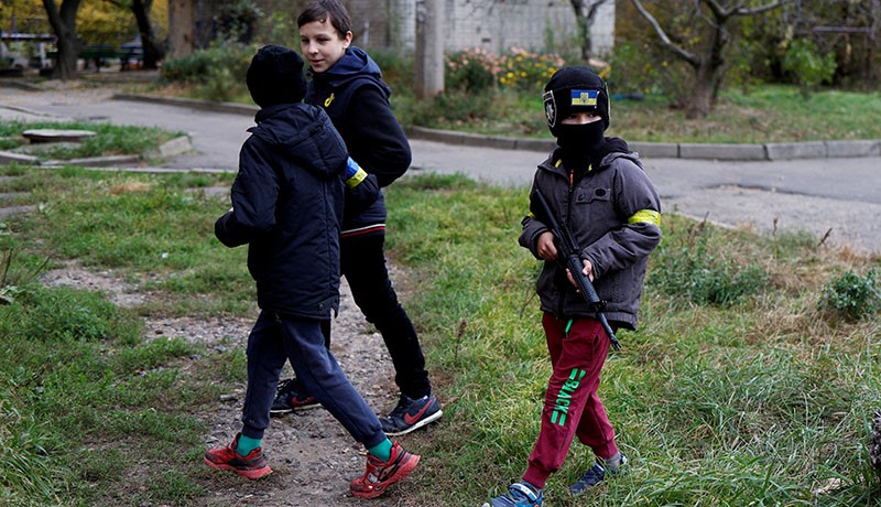 Rakyat Ukraina Suka Cita Turun ke Jalan usai Militer Rusia Ditarik Mundur - Bagian 3