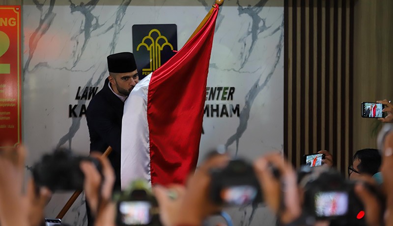 Sandy Walsh - Jordi Amat Pakai Peci Cium Bendera Merah Putih usai Resmi Jadi WNI - Bagian 3