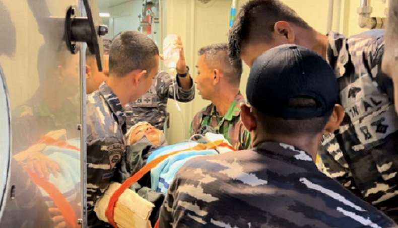 TNI AL Evakuasi 250 Penumpang KM Mutiara Timur 1 ke Pelabuhan Banyuwangi