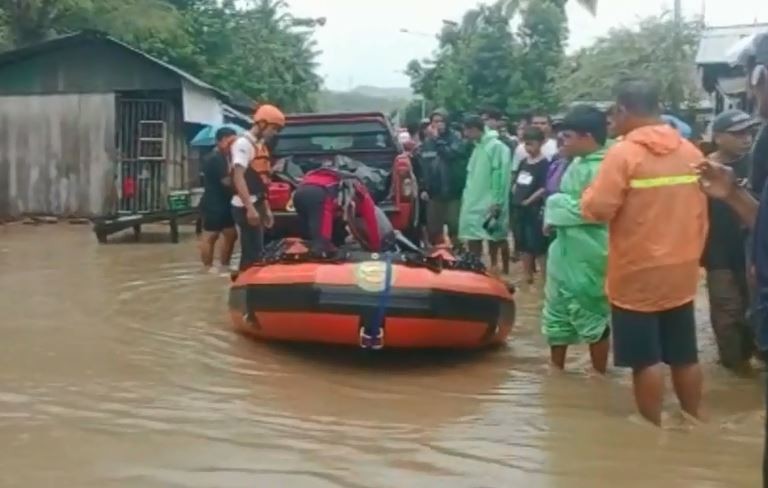Banjir Besar Rendam 3 Kecamatan di Polman Sulbar, Warga Diungsikan