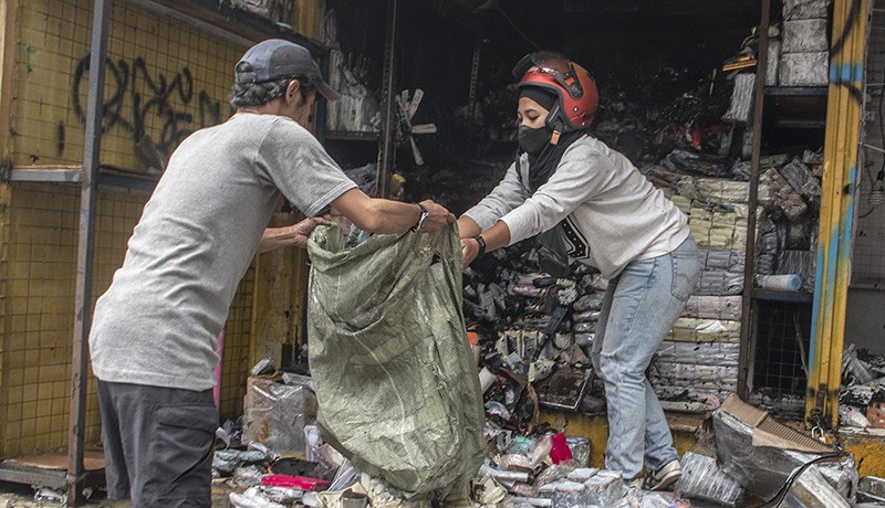 Sisa-Sisa Kebakaran Kios Pasar Pagi Asemka - Bagian 2