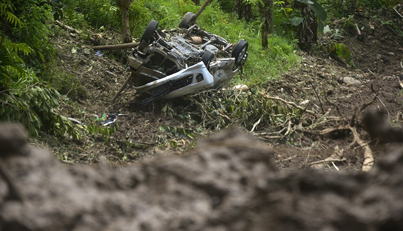 Mobil Terguling ke Jurang akibat Tanah Longsor di Kabupaten Gowa - Bagian 1