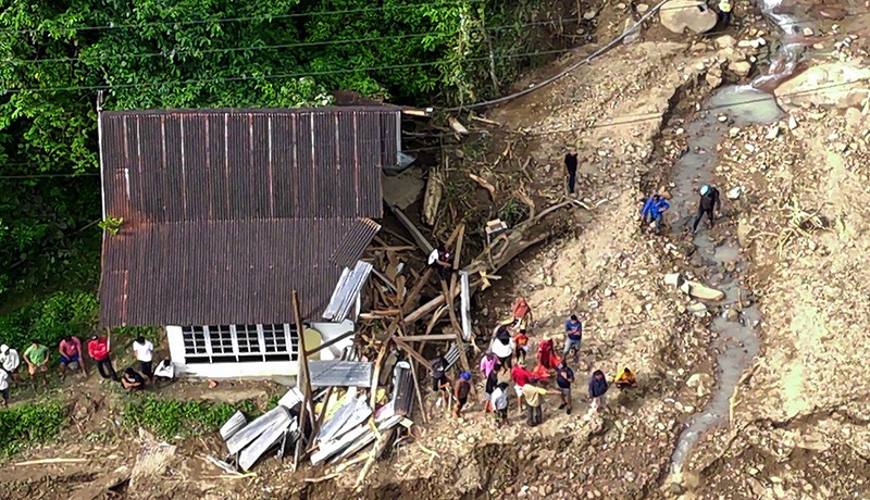 Mobil Terguling ke Jurang akibat Tanah Longsor di Kabupaten Gowa - Bagian 2