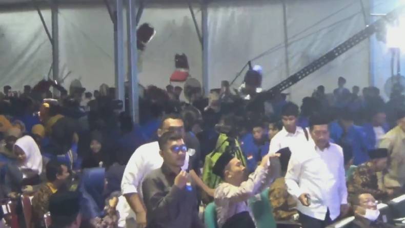 title Muspimnas PMII di Tulungagung Ricuh, Kursi Beterbangan saat Wamenag Sambutan Muspimnas PMII di Tulungagung Ricuh, Kursi Beterbangan saat Wamenag Sambutan