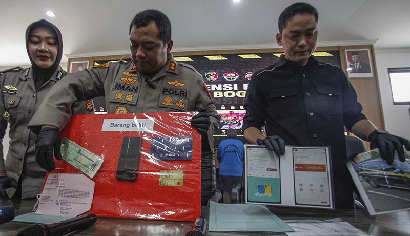 Tampang Emak-Emak Berhasil Menipu 317 Mahasiswa hingga Rp2,3 Miliar di Bogor  - Bagian 3