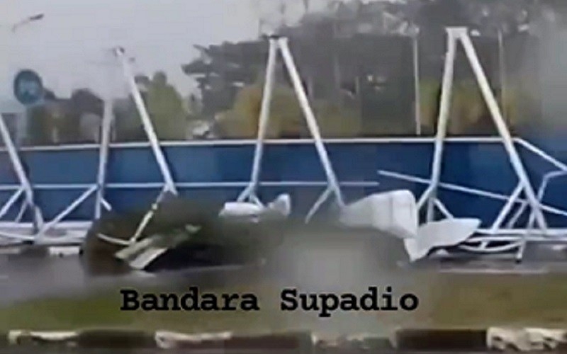 Puting Beliung Hantam Bandara Supadio, Kanopi Area Parkir Porak-Poranda