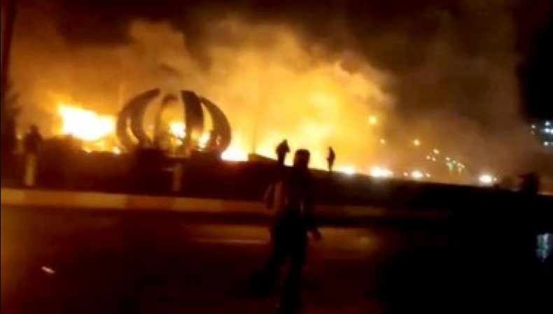 Beredar Video Rumah Ayatollah Khomeini Dilalap Api, Dibakar Pengunjuk Rasa?