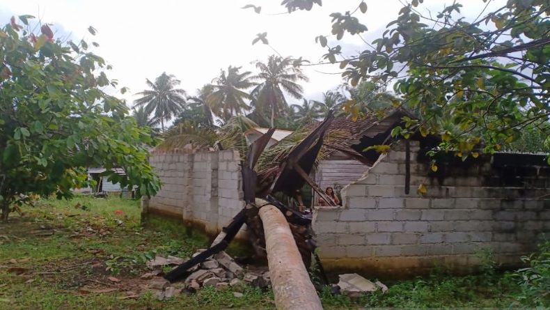 title Puluhan Rumah di Bangka Rusak Diterjang Angin Kencang, Tersebar di 12 Desa dan Kelurahan Puluhan Rumah di Bangka Rusak Diterjang Angin Kencang, Tersebar di 12 Desa dan Kelurahan