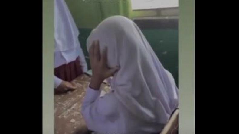 title Viral Siswi SD di Ternate Dianiaya Brutal Teman Sekelas, Lainnya Hanya Nonton dan Tertawa Viral Siswi SD di Ternate Dianiaya Brutal Teman Sekelas, Lainnya Hanya Nonton dan Tertawa