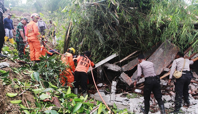 Dua Orang Hilang akibat Longsor di Gunungkidul, Tim SAR Diterjunkan - Bagian 2