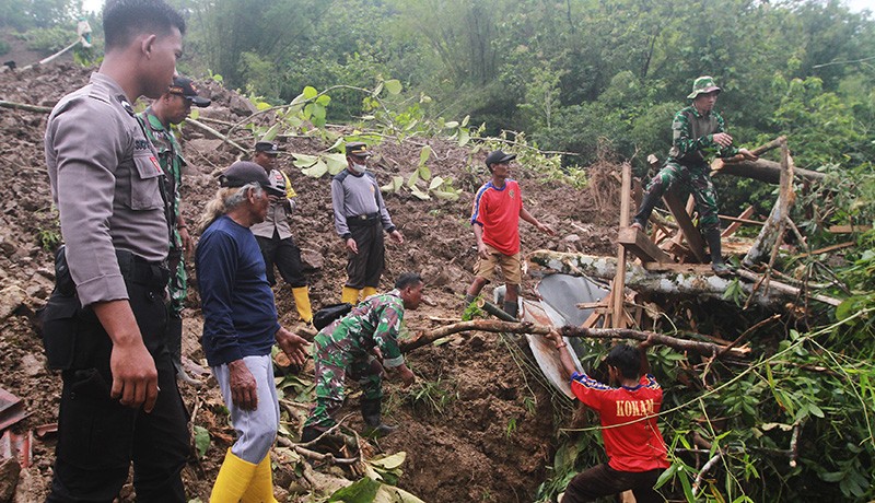 Dua Orang Hilang akibat Longsor di Gunungkidul, Tim SAR Diterjunkan - Bagian 3