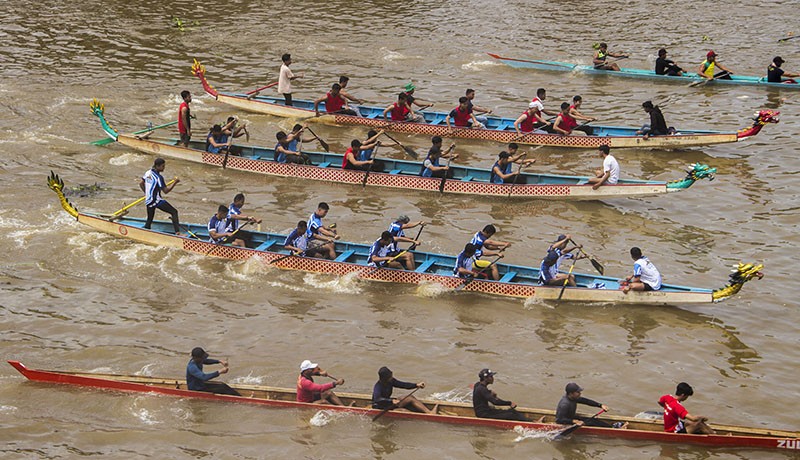 Keseruan Lomba Adu Cepat Perahu Naga di Sungai Martapura - Bagian 1
