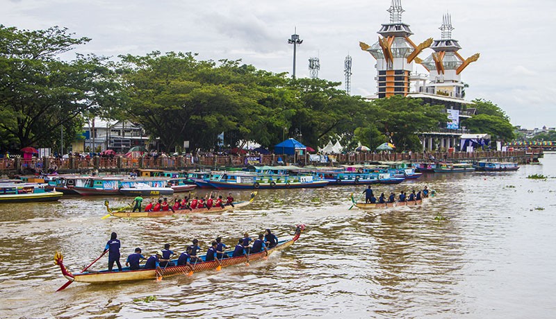 Keseruan Lomba Adu Cepat Perahu Naga di Sungai Martapura - Bagian 2