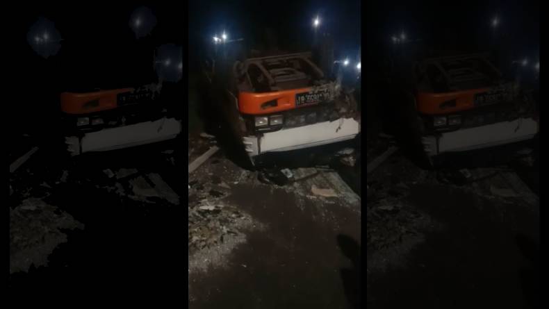 Elf Angkut Belasan Santri Terguling usai Serempet Minibus di Jember, 3 Luka-luka