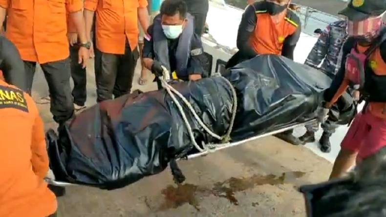 title Korban Tewas Kapal Pekerja Migran Ilegal Karam di Batam Ditemukan, Jenis Kelamin Pria Korban Tewas Kapal Pekerja Migran Ilegal Karam di Batam Ditemukan, Jenis Kelamin Pria