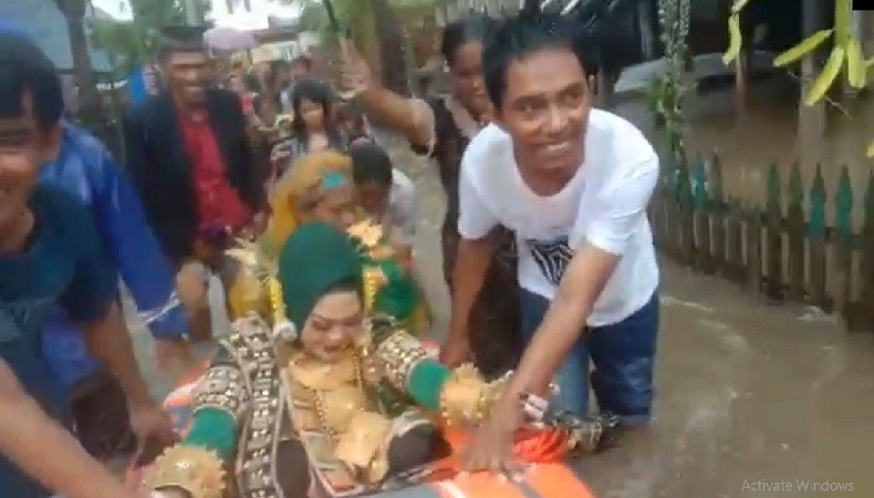 Viral Pengantin di Polman Terjebak Banjir Naik Perahu ke Tempat Akad Nikah