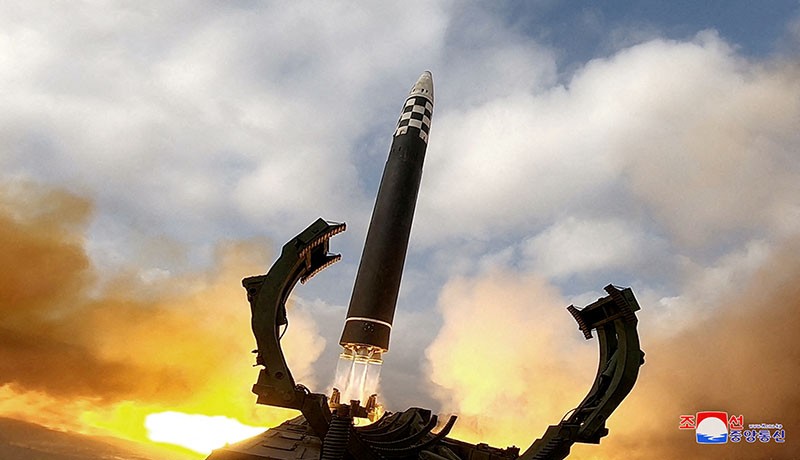 Kim Jong Un Ajak Putrinya Nonton Peluncuran Rudal Balistik Antarbenua - Bagian 2