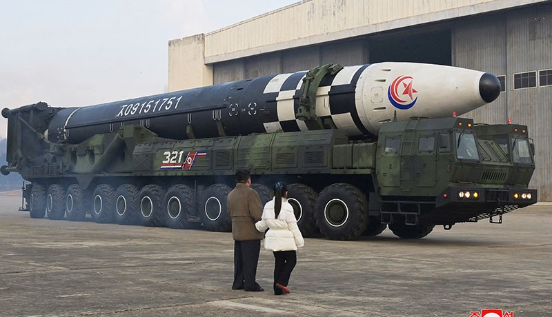 Kim Jong Un Ajak Putrinya Nonton Peluncuran Rudal Balistik Antarbenua - Bagian 3