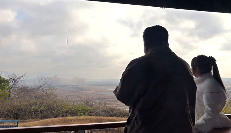 Kim Jong Un Ajak Putrinya Nonton Peluncuran Rudal Balistik Antarbenua - Bagian 5