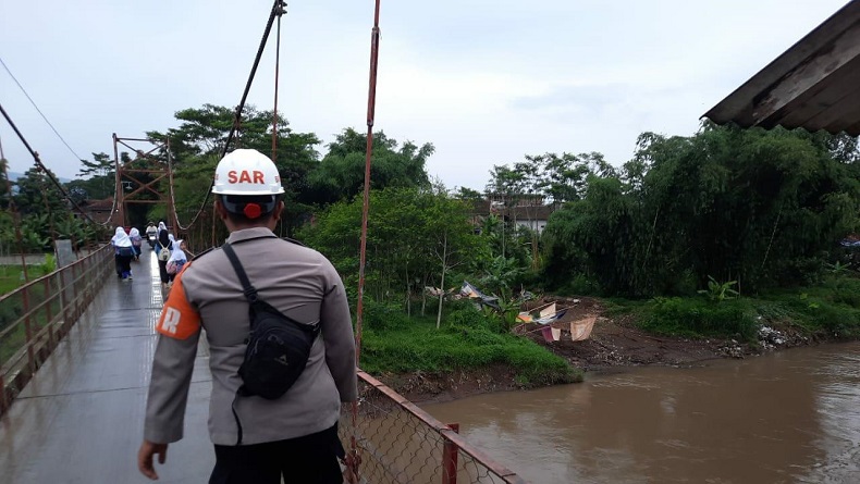 Personel Brimob Cari Perempuan Hilang Diduga Terjun ke Sungai Cimanuk Garut