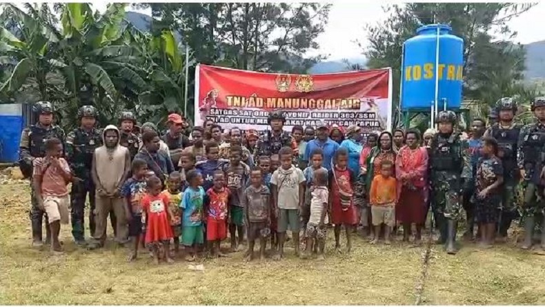 Lihat Kesulitan Warga Ilaga, Satgas Yonif 303 Langsung Bangun Saluran Air Bersih