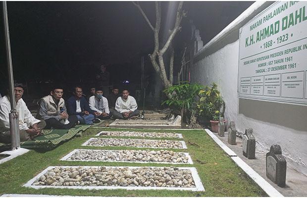 Hadiri Muktamar ke-48 Muhammadiyah, TGB Sempatkan Ziarah ke Makam KH Ahmad Dahlan