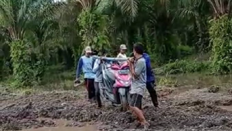 title Viral Lewat Jalan Ini Warga Harus Pikul Motor, Bukan Dikendarai Viral Lewat Jalan Ini Warga Harus Pikul Motor, Bukan Dikendarai
