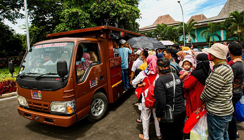 Antusiasme Warga Kunjungi TMII yang Mulai Buka Hari Ini - Bagian 1