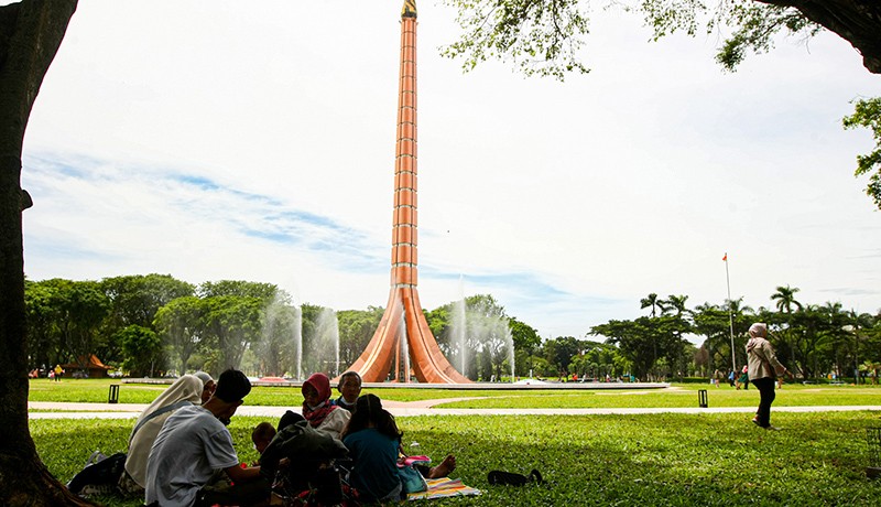 Antusiasme Warga Kunjungi TMII yang Mulai Buka Hari Ini - Bagian 2