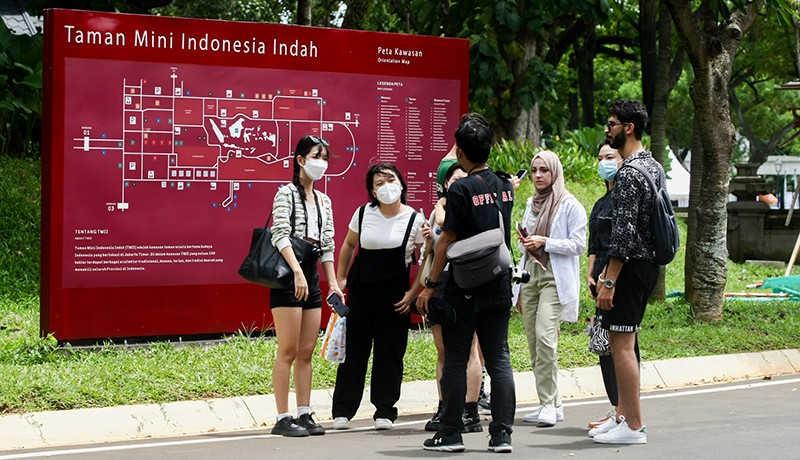 Antusiasme Warga Kunjungi TMII yang Mulai Buka Hari Ini - Bagian 3