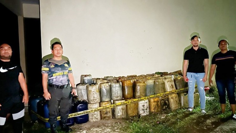 title Polres Gorontalo Utara Tangkap Penimbun BBM Solar Bersubsidi, Pelaku Perempuan Polres Gorontalo Utara Tangkap Penimbun BBM Solar Bersubsidi, Pelaku Perempuan