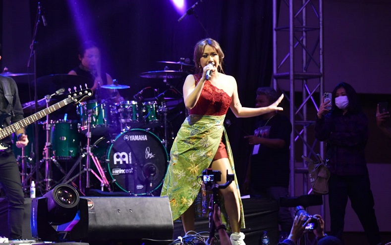 Tampil Cantik dengan Batik di Konser Spontanz Festival, BCL: Warna dan Pattern-nya Menarik