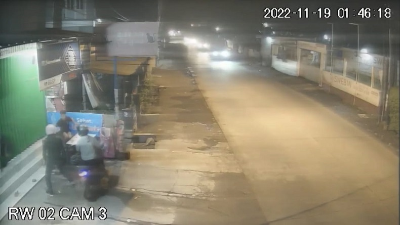 title Asyik Nongkrong di Warung, 2 Remaja Dayeuhkolot Bandung Dibacok OTK Asyik Nongkrong di Warung, 2 Remaja Dayeuhkolot Bandung Dibacok OTK