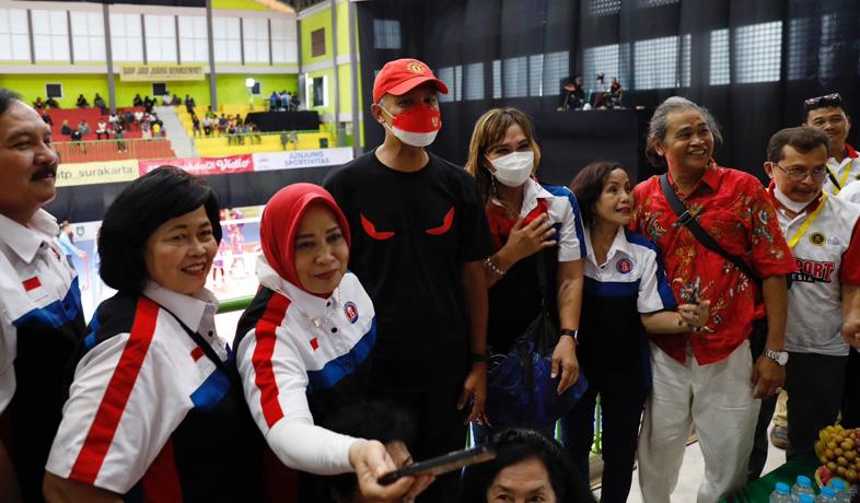  Ganjar Kejutkan Atlet dan Pelatih Tim Bola Voli Peserta Kejurnas di Solo, Ini yang Dilakukan