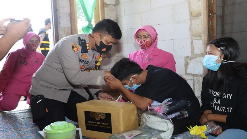 Kisah Pelajar Sukabumi Banting Tulang Bantu Keluarga, Nyambi Jual Sayuran