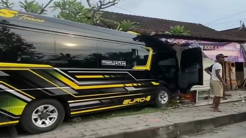 Mobil Rombongan Turis China Tabrak Rumah Warga di Bali, Sopir Diduga Ngantuk