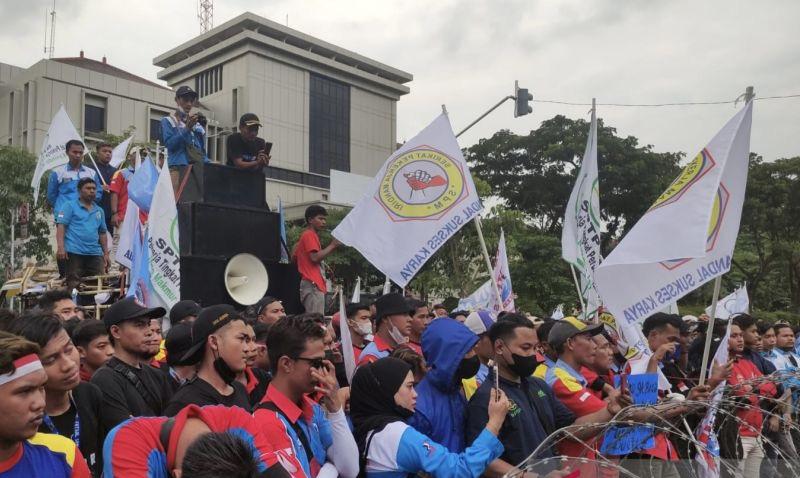  Ratusan Buruh Demo Kantor Gubernur Jateng, Tuntut Kenaikan UMP-UMK 13 Persen