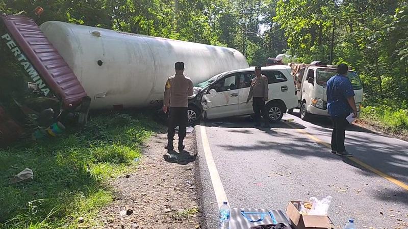 Minibus Hantam Truk Tangki LPG di Jalan Nasional Blora-Cepu, 6 Penumpang Terluka
