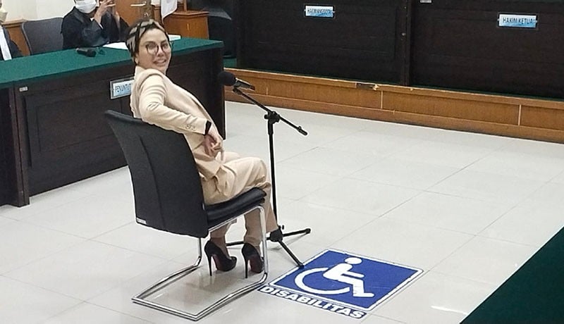 Nikita Mirzani Tampil Modis Pakai Rompi Tahanan Kejaksaan - Bagian 4