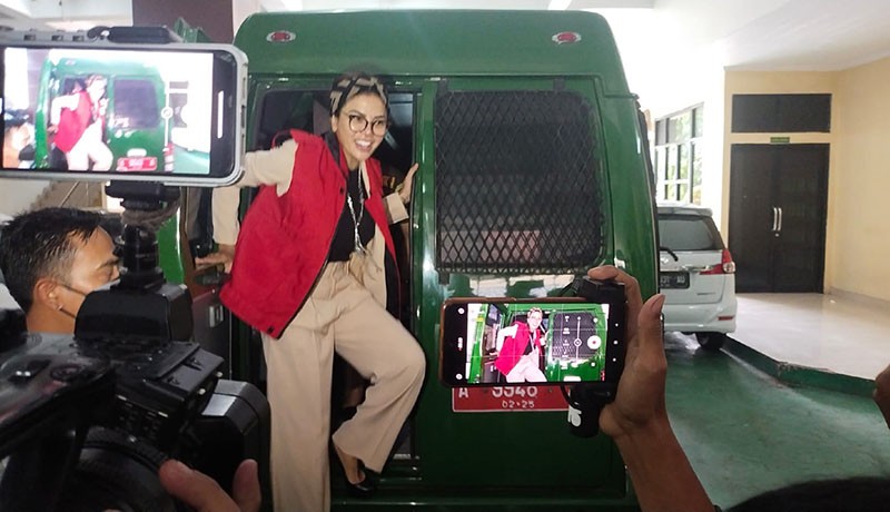 title Majelis Hakim PN Serang Tolak Eksepsi dan Penangguhan Penahanan Nikita Mirzani Majelis Hakim PN Serang Tolak Eksepsi dan Penangguhan Penahanan Nikita Mirzani