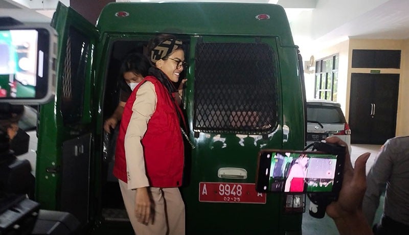 Nikita Mirzani Tampil Modis Pakai Rompi Tahanan Kejaksaan - Bagian 3
