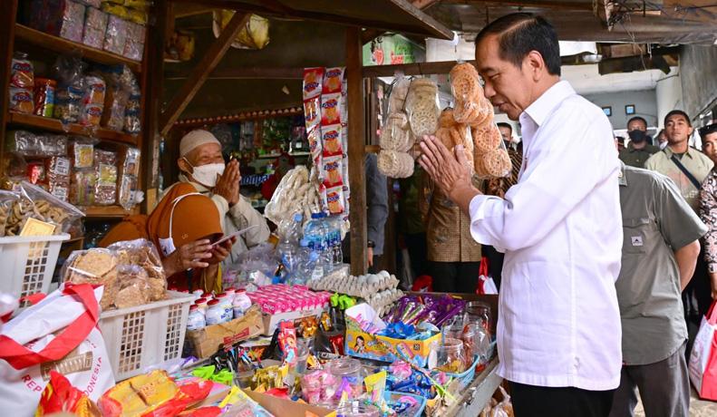  Jokowi Kunjungi Pasar di Karanganyar, Bagikan BLT dan Cek Harga Komoditas