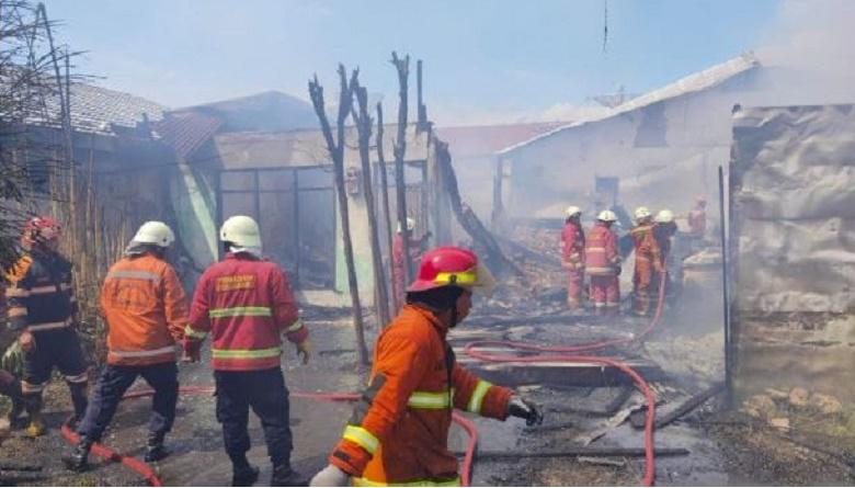 Kebakaran Gudang Tiner di Pekanbaru, 1 Petugas Damkar Gugur, 1 Luka Bakar 70 Persen